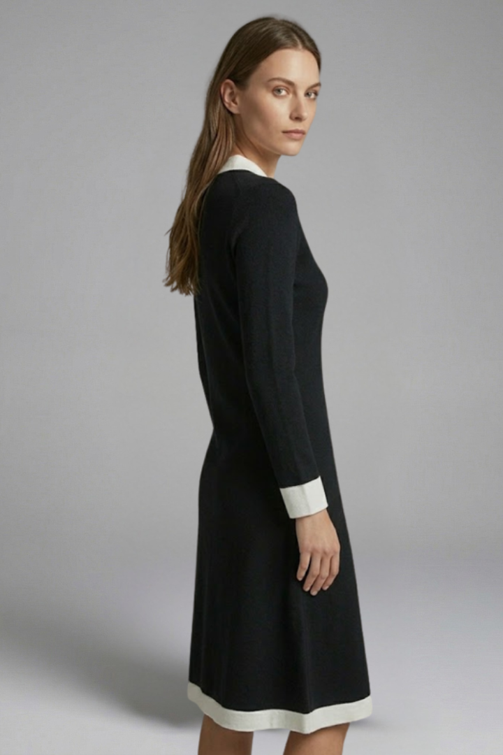 Vestido midi de mulher com decote em V e botões decorativos