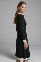 Vestido midi de mulher com decote em V e botões decorativos