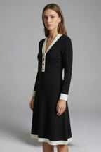 Vestido midi de mulher com decote em V e botões decorativos