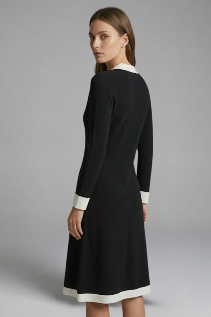 Vestido midi de mulher com decote em V e botões decorativos