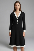 Vestido midi de mulher com decote em V e botões decorativos