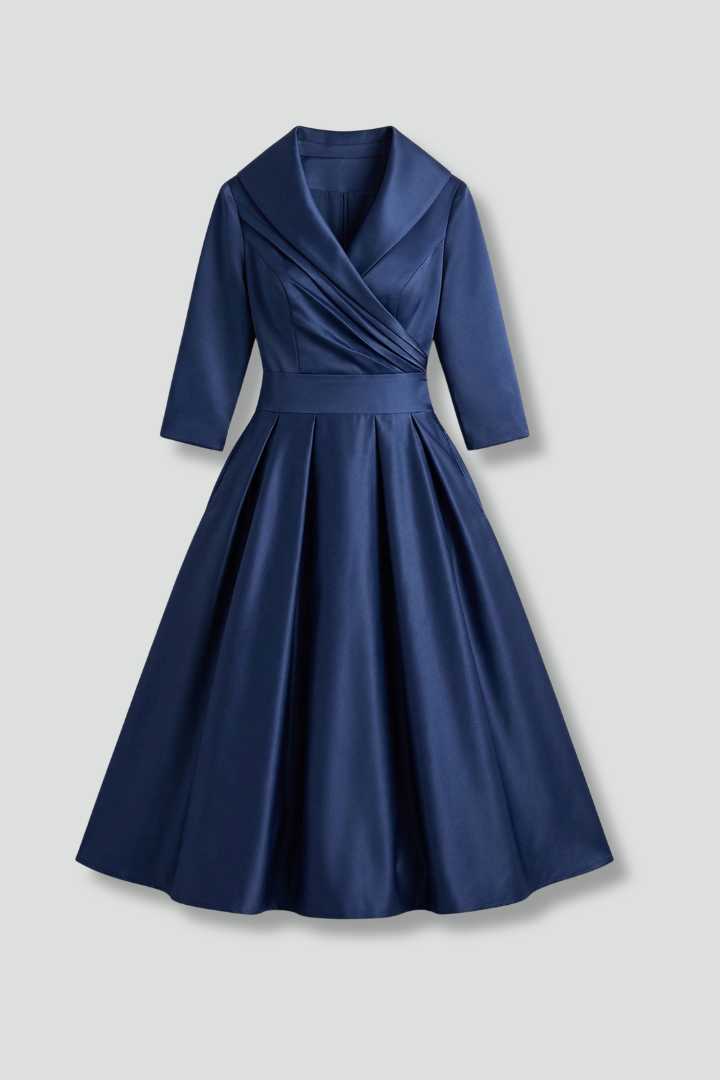 Vestido midi cruzado de mulher com saia plissada