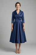 Vestido midi cruzado de mulher com saia plissada