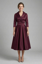 Vestido midi cruzado de mulher com saia plissada