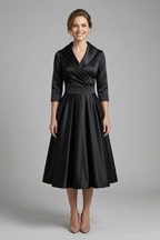 Vestido midi cruzado de mulher com saia plissada