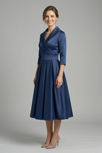 Vestido midi cruzado de mulher com saia plissada