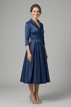 Vestido midi cruzado de mulher com saia plissada