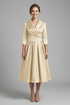 Vestido midi cruzado de mulher com saia plissada
