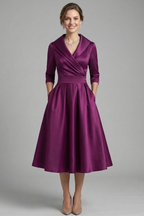 Vestido midi cruzado de mulher com saia plissada
