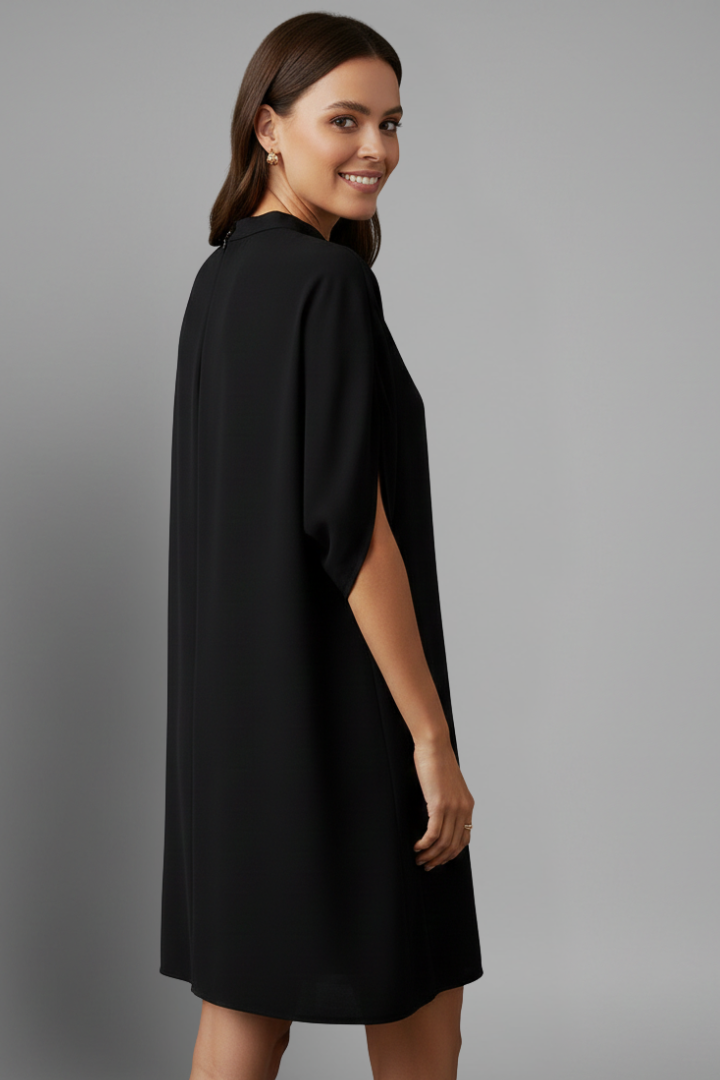 Vestido mini de mulher com gola meio alta e mangas com fenda