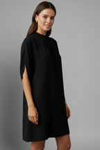 Vestido mini de mulher com gola meio alta e mangas com fenda