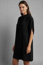 Vestido mini de mulher com gola meio alta e mangas com fenda