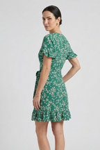 Vestido mini de mulher com decote em V e folho na bainha
