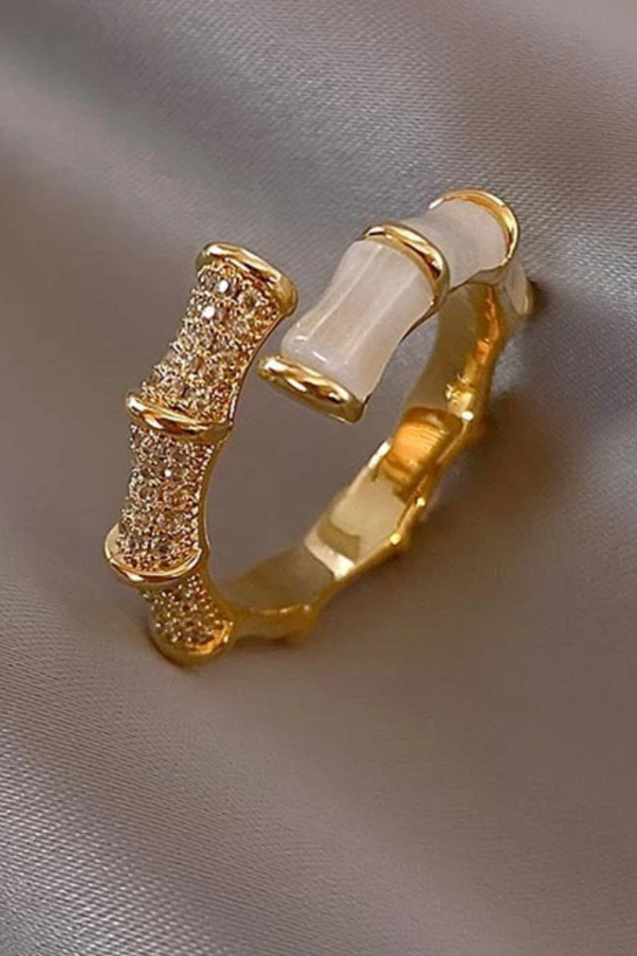 Ring til damer med opal og struktureret bånd