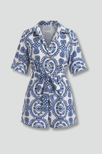 Vestido de mulher com decote em V e laço na cintura