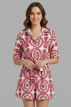Vestido de mulher com decote em V e laço na cintura