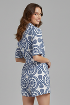 Vestido de mulher com decote em V e laço na cintura