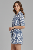 Vestido de mulher com decote em V e laço na cintura