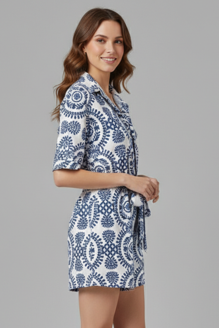 Vestido de mulher com decote em V e laço na cintura