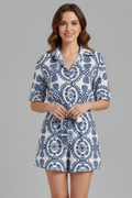 Vestido de mulher com decote em V e laço na cintura