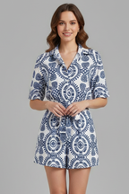 Vestido de mulher com decote em V e laço na cintura
