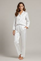 Pijama de damă din satin cu cămașă cu nasturi și pantaloni drepți