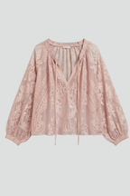 Blusa de mulher com detalhe de renda e atilho no decote