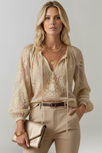Blusa de mulher com detalhe de renda e atilho no decote