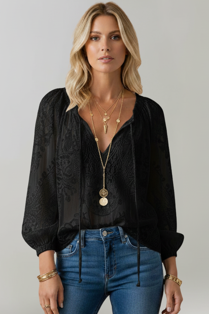 Blusa de mulher com detalhe de renda e atilho no decote