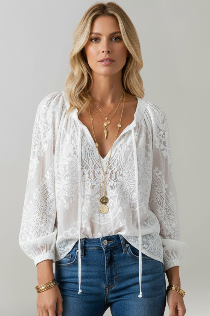 Blusa de mulher com detalhe de renda e atilho no decote