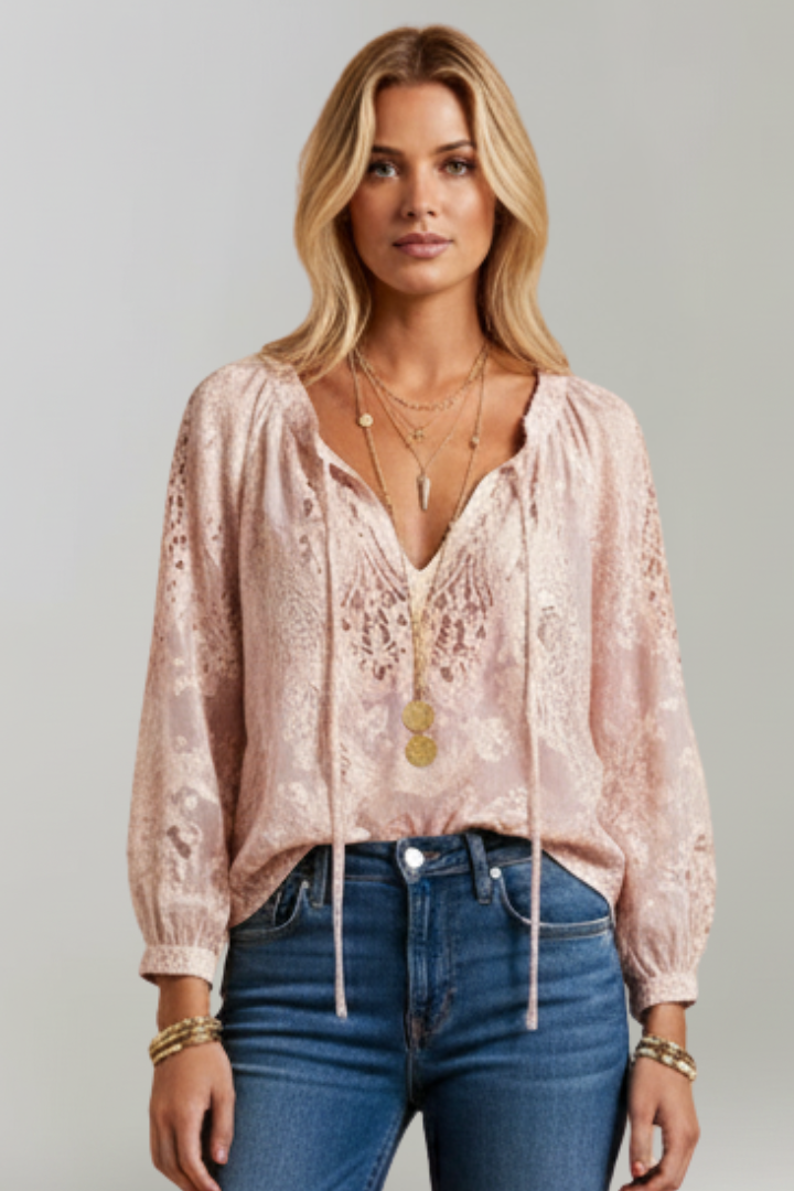 Blusa de mulher com detalhe de renda e atilho no decote