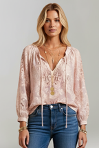 Blusa de mulher com detalhe de renda e atilho no decote