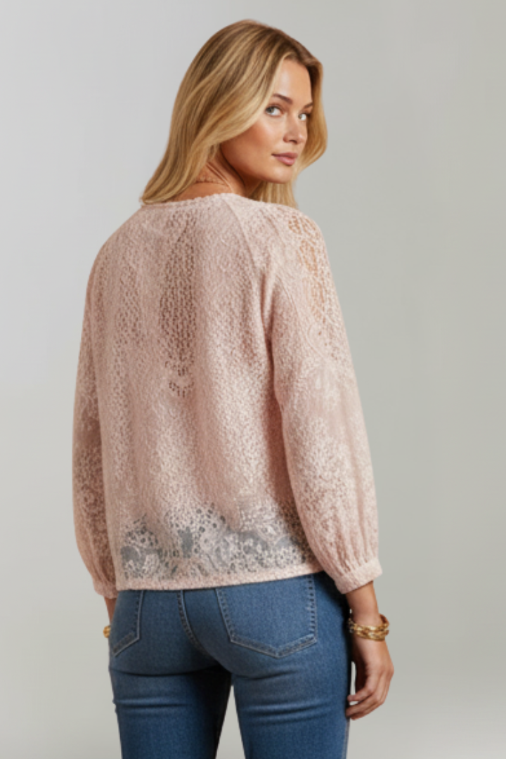Blusa de mulher com detalhe de renda e atilho no decote