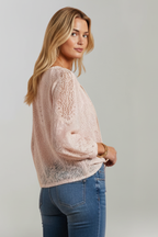 Blusa de mulher com detalhe de renda e atilho no decote