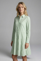 Vestido de mujer con botones y falda de capas