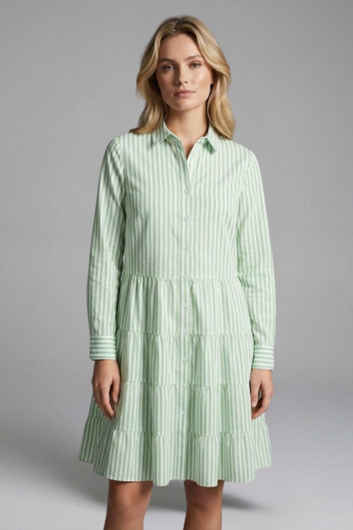 Vestido de mujer con botones y falda de capas