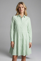 Vestido de mujer con botones y falda de capas