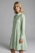 Vestido de mujer con botones y falda de capas