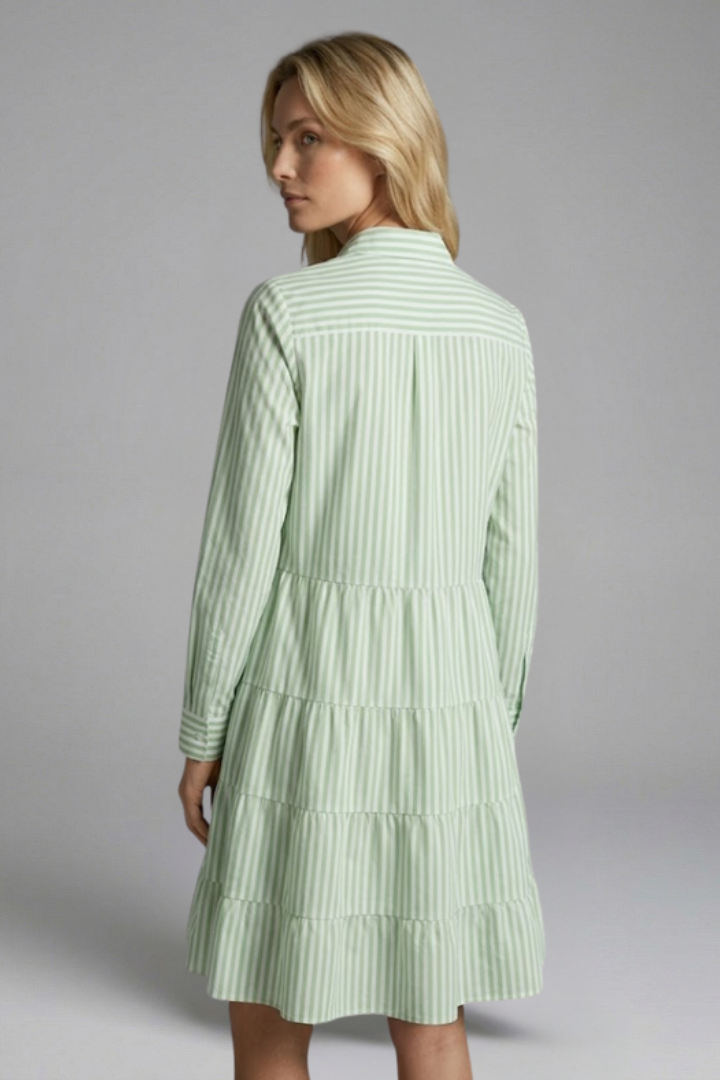Vestido de mujer con botones y falda de capas