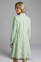 Vestido de mujer con botones y falda de capas