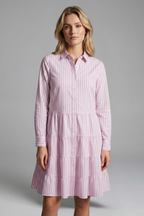 Vestido de mujer con botones y falda de capas