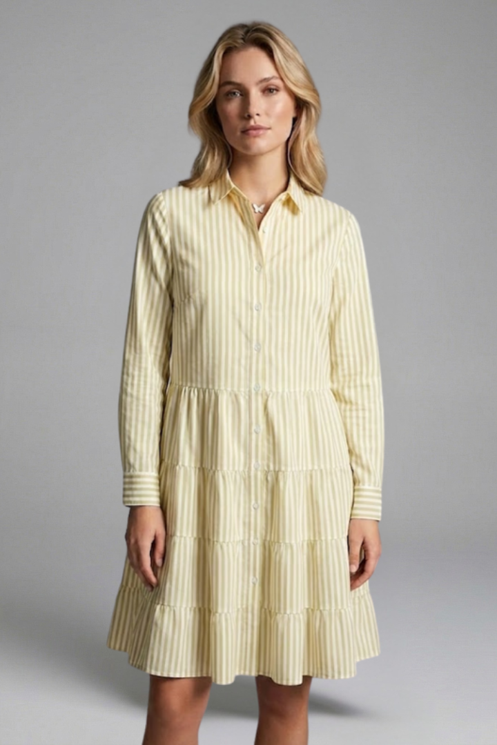 Vestido de mujer con botones y falda de capas