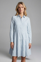 Vestido de mujer con botones y falda de capas