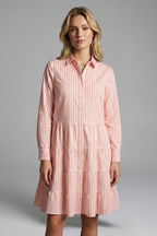 Vestido de mujer con botones y falda de capas