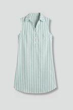 Vestido de mulher com botões à frente e padrão às riscas