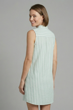 Vestido de mulher com botões à frente e padrão às riscas