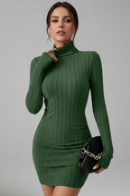 Rochie scurtă de damă cu decolteu înalt și mâneci lungi