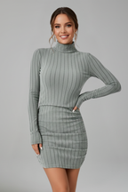 Rochie scurtă de damă cu decolteu înalt și mâneci lungi