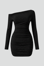Vestido mini de mulher com um ombro a descoberto e franzidos
