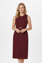 Vestido midi de mulher sem mangas, com cinto na cintura e botões